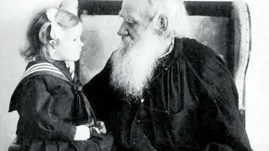 El escritor ruso León Tolstói y su hija, en 1910. | | E.D.