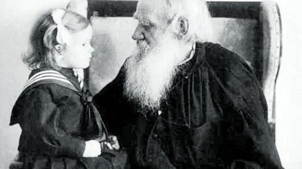 El escritor ruso León Tolstói y su hija, en 1910.