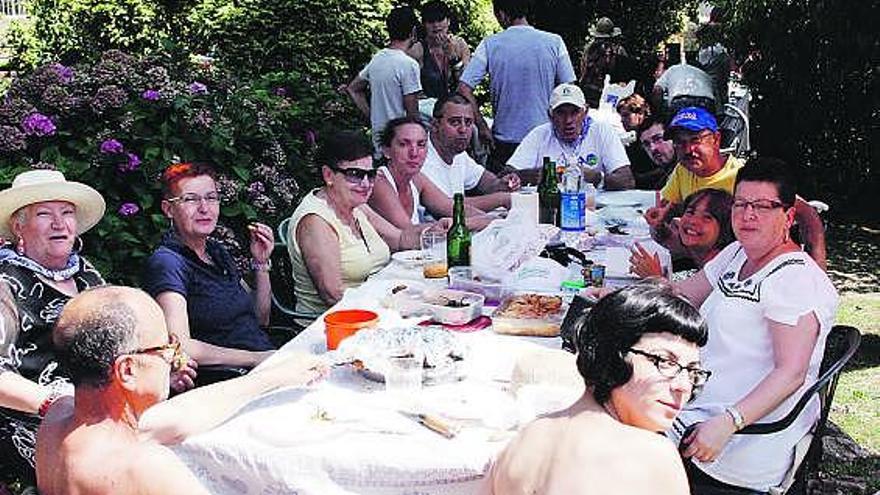 La comida en el parque candasín, aperitivo de la subida a San Roque