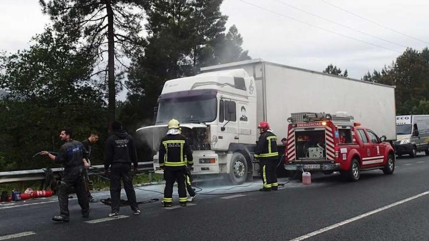 Los equipos de emergencias terminan de sofocar el incendio del camión. // Cedida P.C. Valga