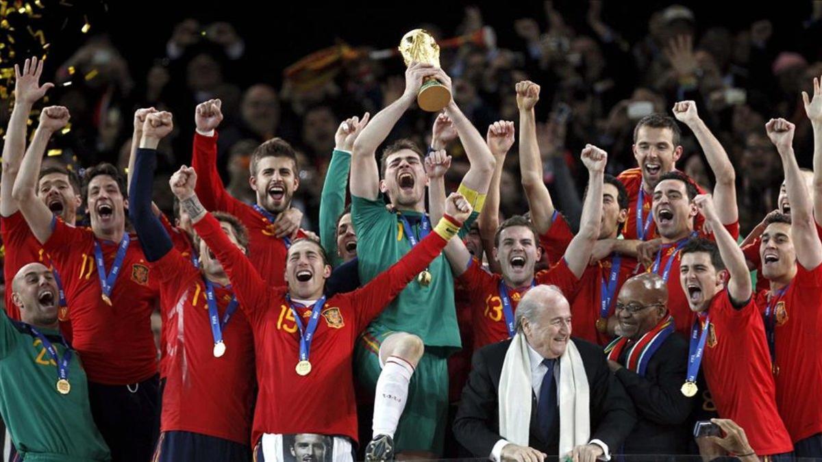 Los campeones del Mundo 2010 levantan el trofeo en Sudáfrica