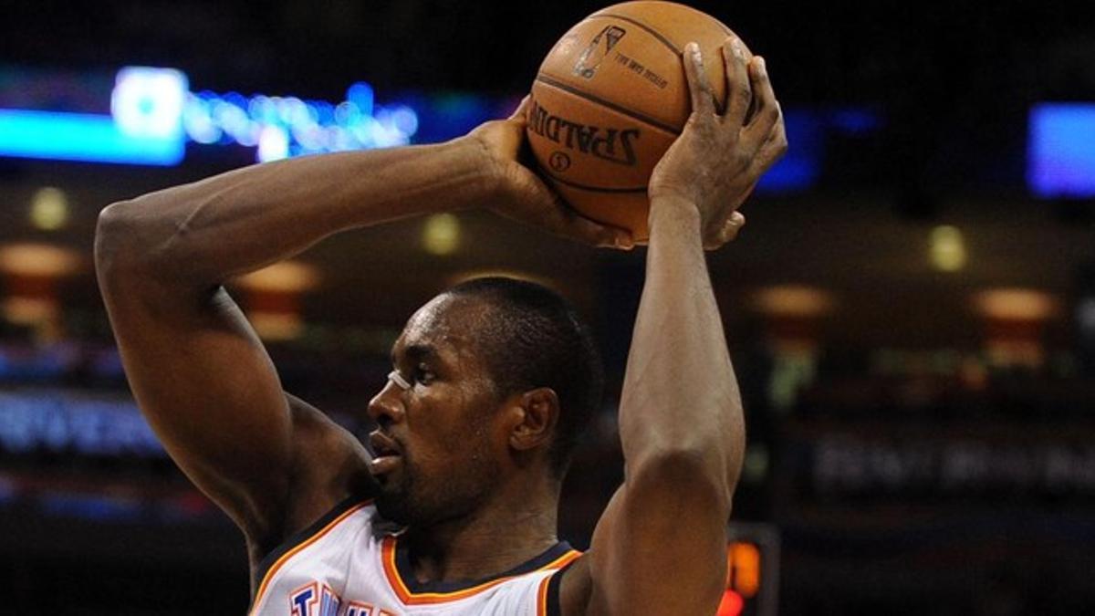 El ala-pívot de los Thunder, Serge Ibaka, sujeta el balón durante el encuentro