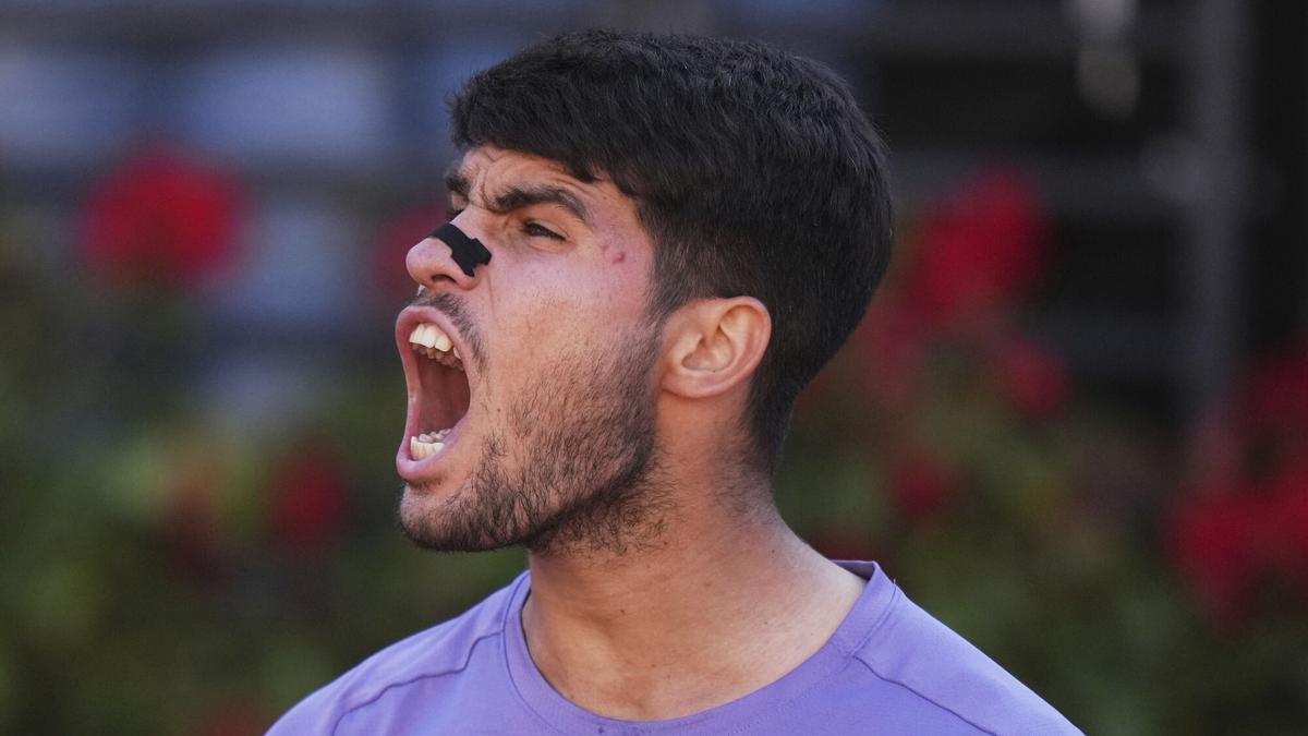 Alcaraz celebra su victoria contra Musetti en Roma.