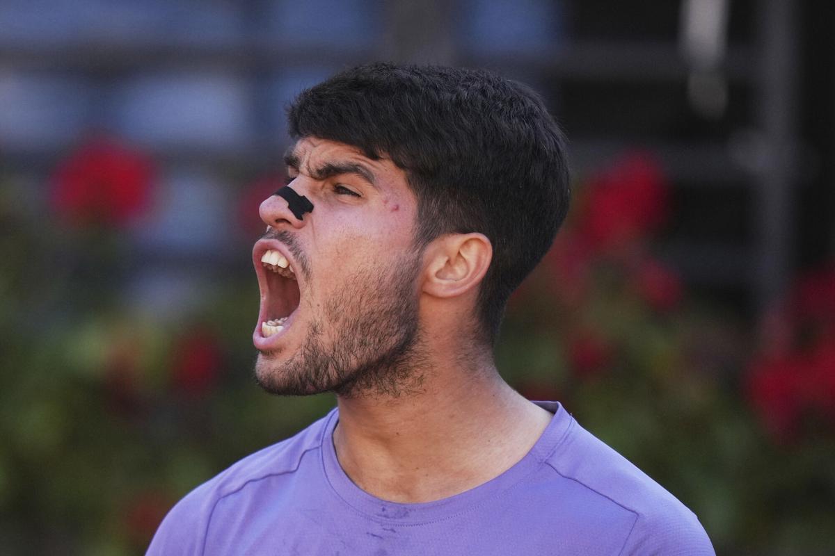 Alcaraz celebra su victoria contra Musetti en Roma.