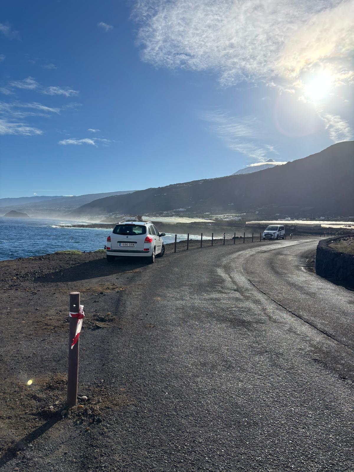 Postes arrancados en la carretera de Los Silos