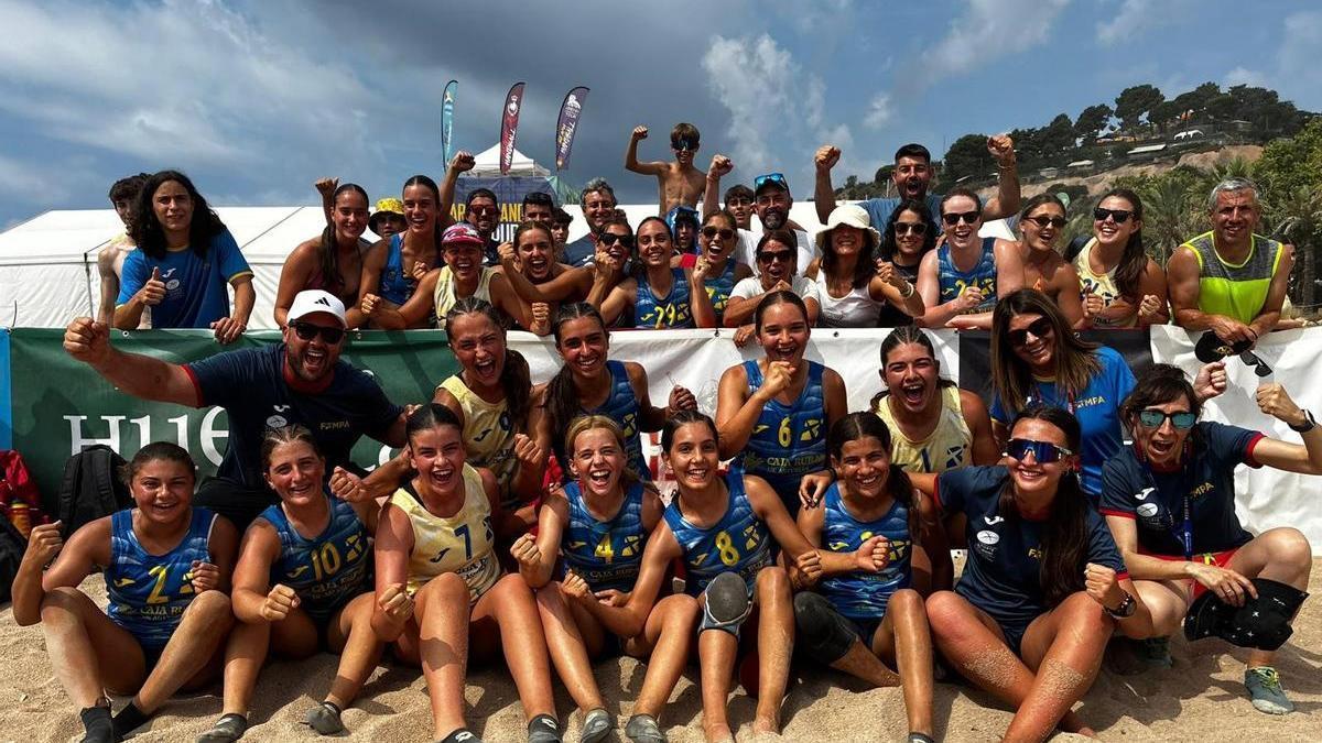 El equipo asturiano infantil femenino celebra el bronce logado en Calella.
