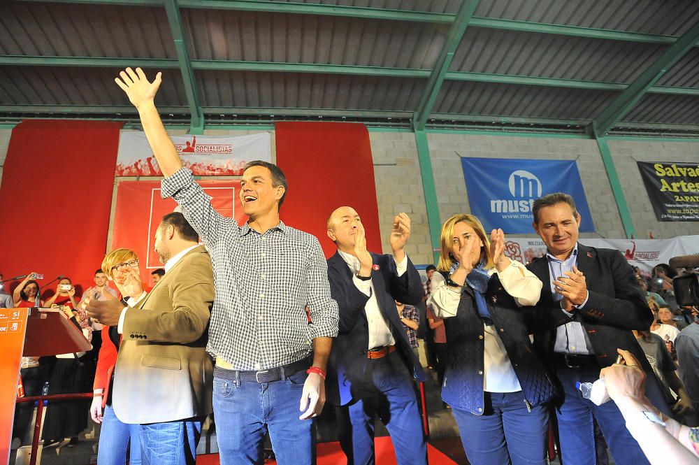 Pedro Sánchez abarrota el polideportivo de Carrús