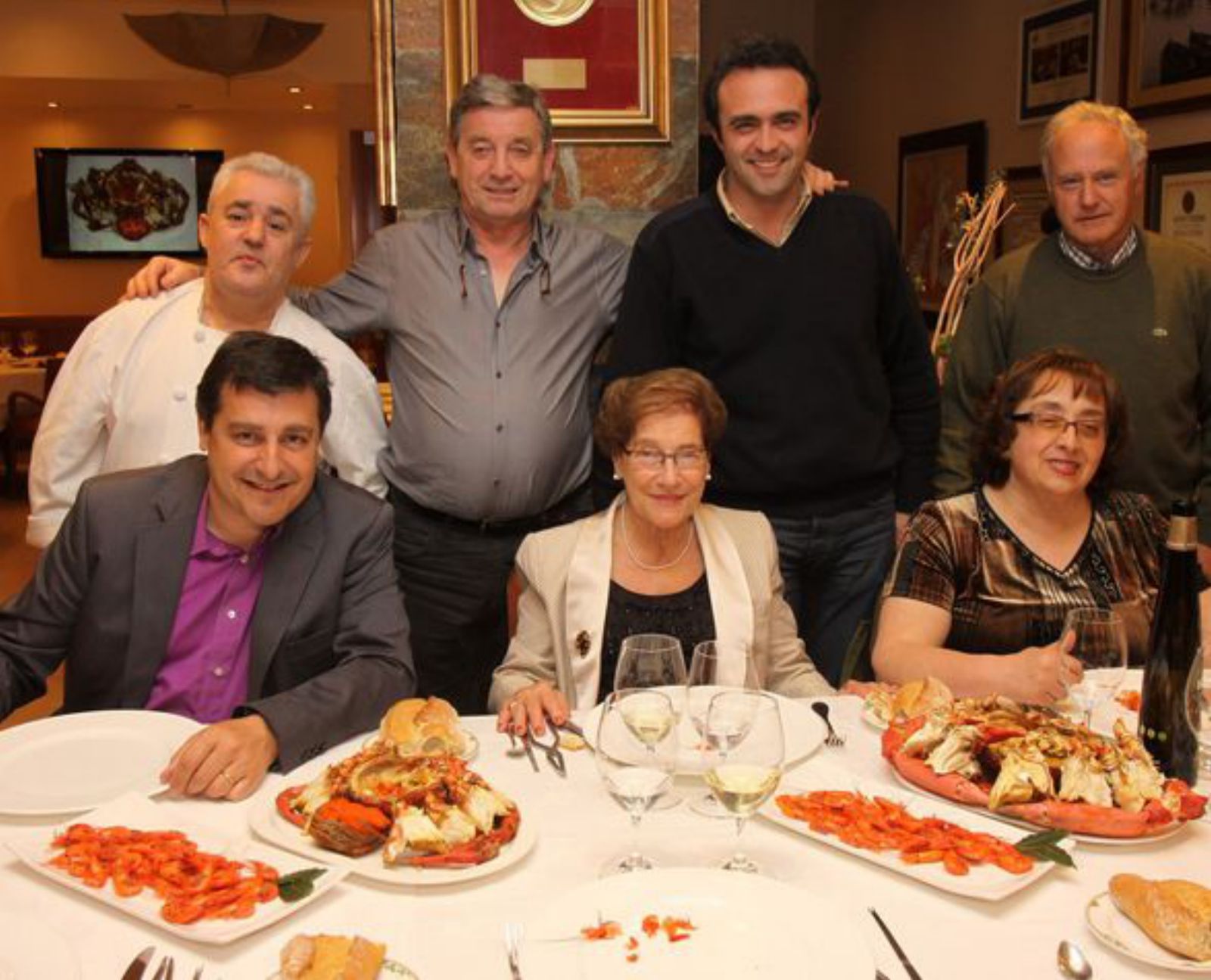 2014: en Marisquerías Solaina. Esta foto fue tomada en Marisquerías Solaina, con afamado chef, Gabi, su propietario, Luis Padín Noya, y hosteleros como Rafael Mourelos. Es uno de los negocios más volcados en la promoción del centollo de O Grove.