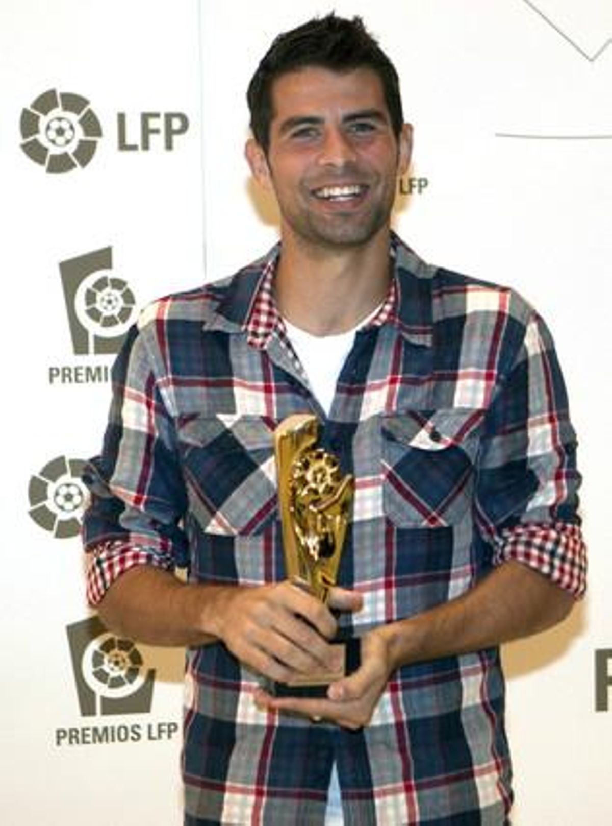 El defensa del Sevilla Jorge Andújar, ’Coke’, la temporada passada al Rayo Vallecano, després de recollir el trofeu de la Lliga de Futbol Professional 2010-11 com a millor defensa de la Segona Divisió (Liga Adelante).