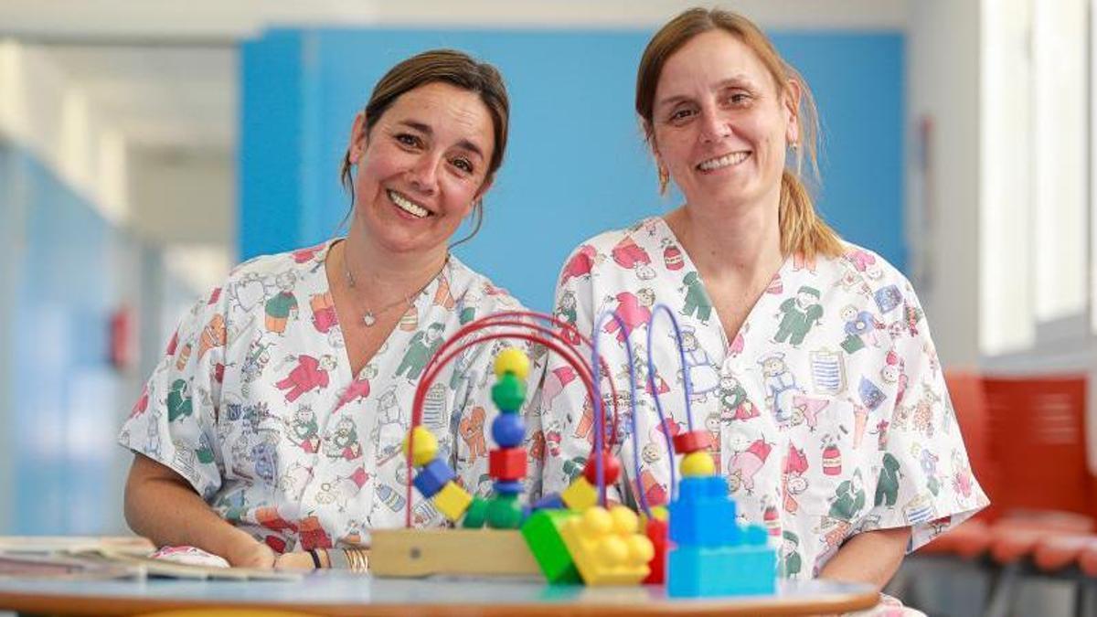 Ximena González Ramírezy Pilar Llull, ayer, en el centro de salud de Sant Jordi.