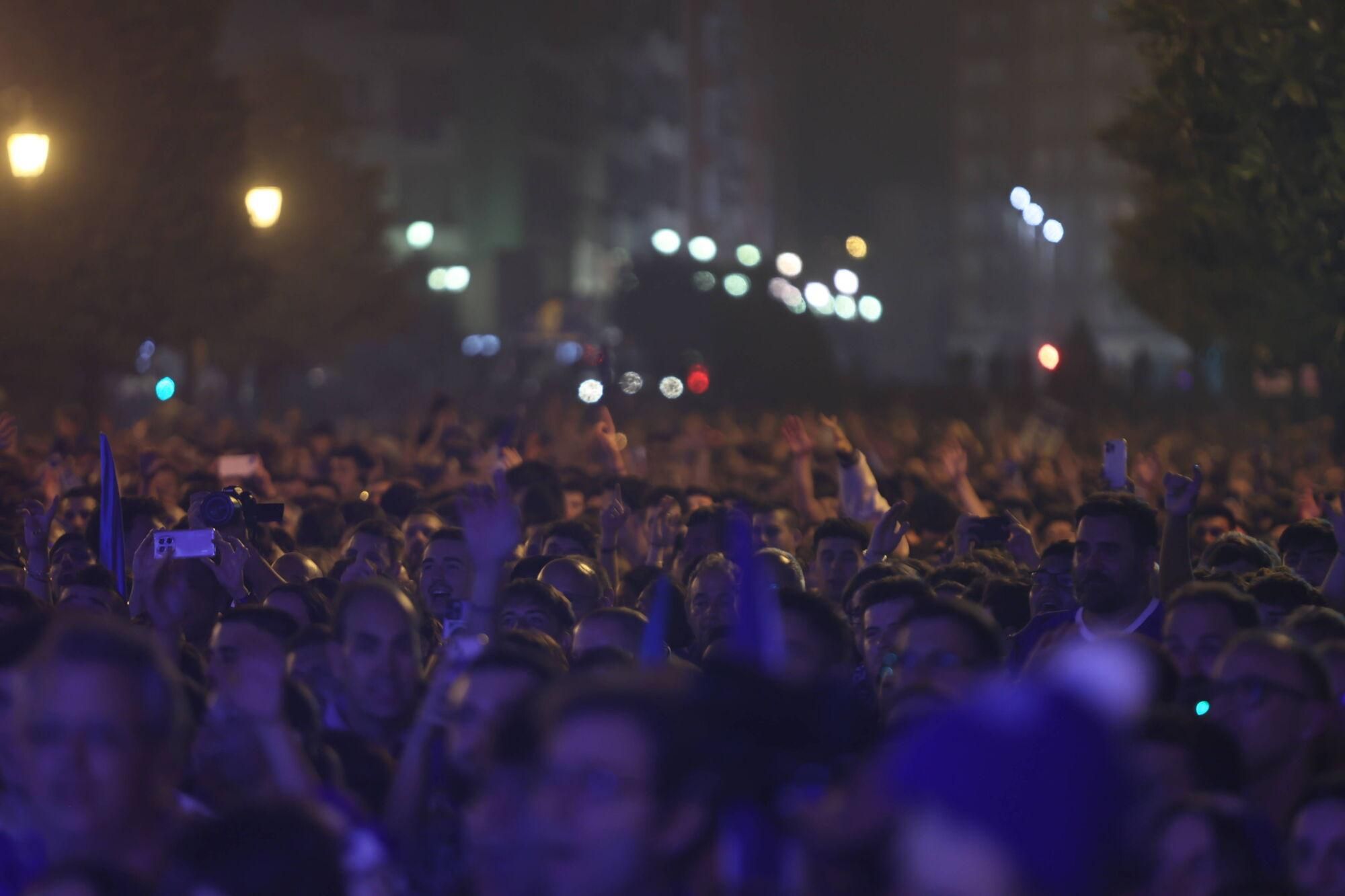 Así se celebró el ascenso del Oviedo a Primera: la afición estalla en una noche histórica
