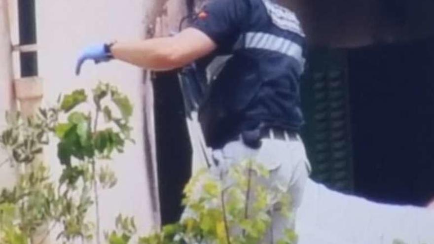 Agentes de la Guardia Civil en la vivienda de Alcudia. // Lorenzo Marina