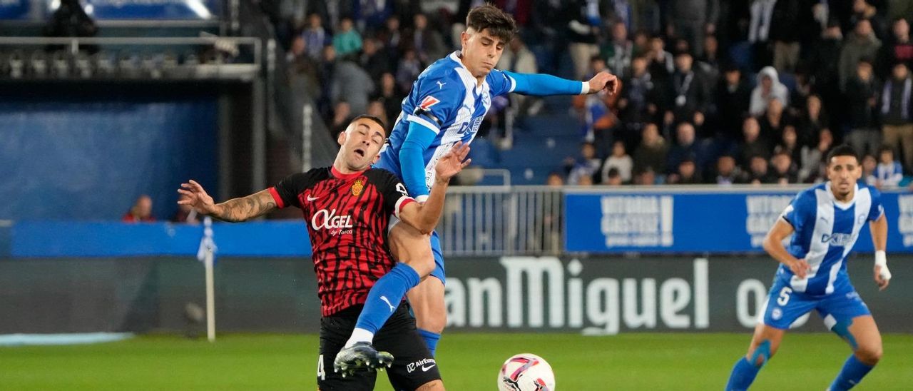 Adrián Pica, ante un jugador del Mallorca.