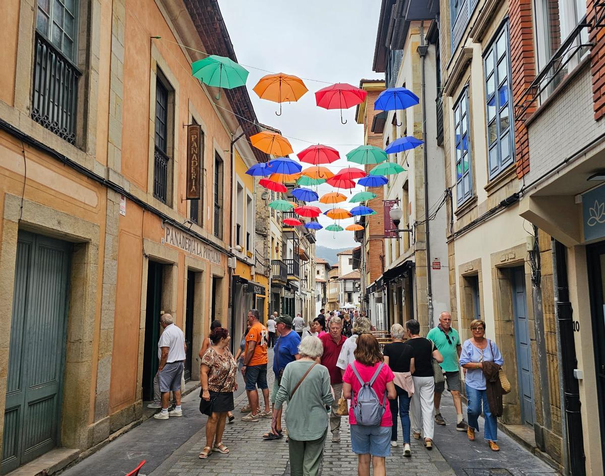 La decoración callejera con paraguas del casco histórico de la capital maliayesa.