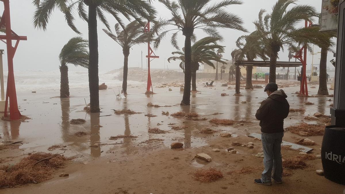 En el temporal marítimo ‘Gloria’ de enero del 2020, la zona del dique de levante tuvo que ser cerrada al paso peatonal por precaución y el tramo sur del paseo marítimo resultó muy afectado, así como la playa del Fortí, que en su parte sur concluye precisamente en este dique que separa la playa del puerto.