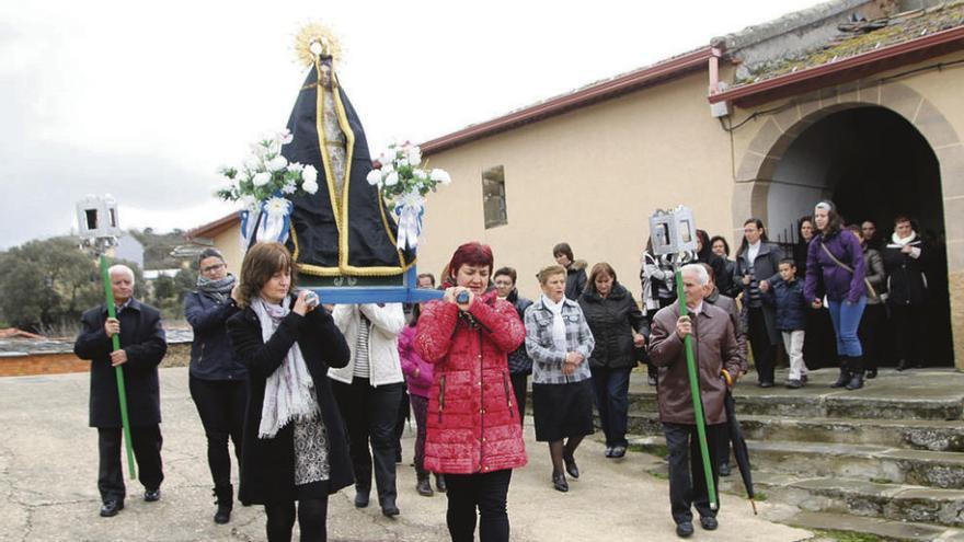 Dos momentos del Domingo de Ramos con la procesión a la salida de la iglesia de Bercianos y en las calles.