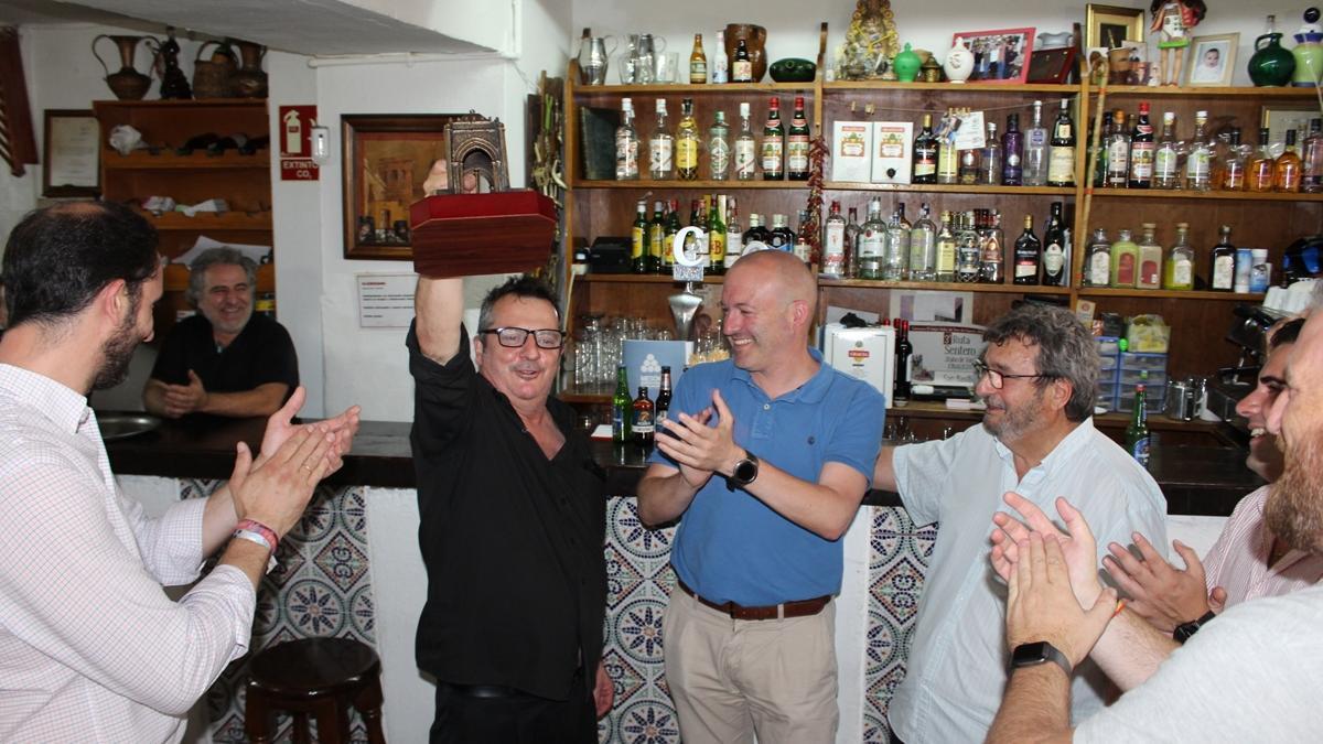Eliseo Onetti alza el trofeo de Cruzcampo a Mesón San Basilio, que suma 33 años con la cervecera