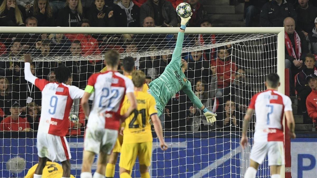 Ter Stegen realiza una parada espectacular ante el Slavia de Praga.