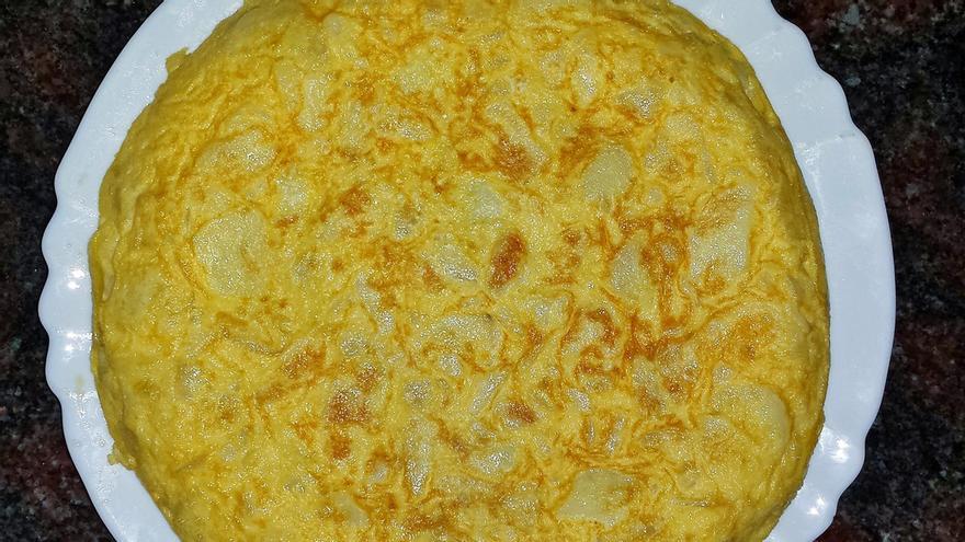 El truco del chef José Andrés para no liarla al dar la vuelta a la tortilla de patatas