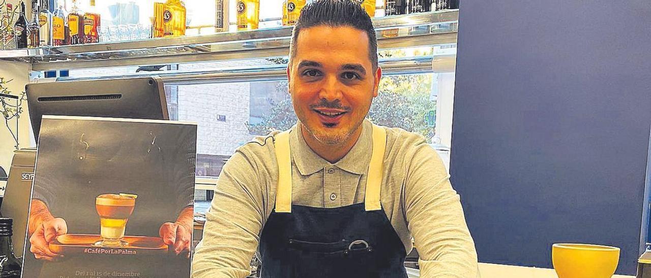 David Mazón con un barraquito a la izquierda y un café asiático a la derecha.