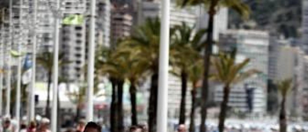 Ingleses en una terraza de un establecimiento del Rincón de Loix -izquierda- y paseando por Benidorm -derecha-.