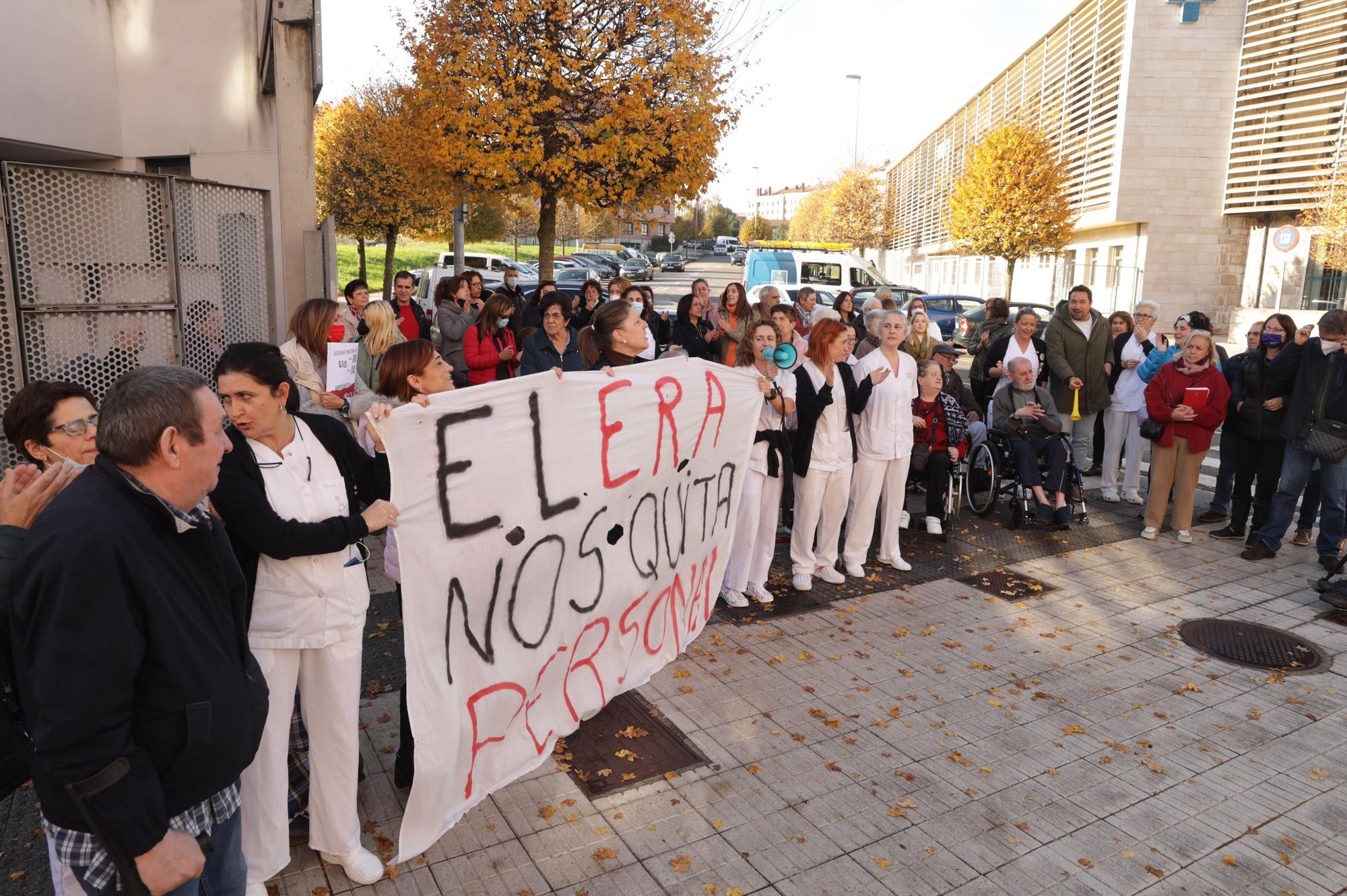 En imágenes: Protesta de los usuarios de la residencia Aurora Álvarez de Gijón por el recorte de plantilla