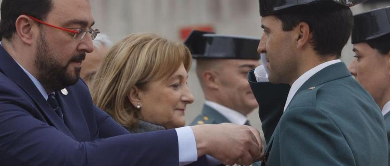 El presidente del Principado, Adrián Barbón, y la delegada del Gobierno, Delia Losa, durante la entrega de las condecoraciones en el Rubín.