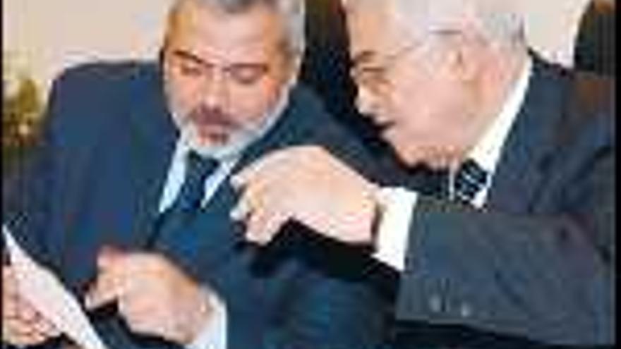 Ismail Haniye (izda.) y Mahmud Abás, durante el primer consejo de ministros del Gobierno palestino. / omar rashidi