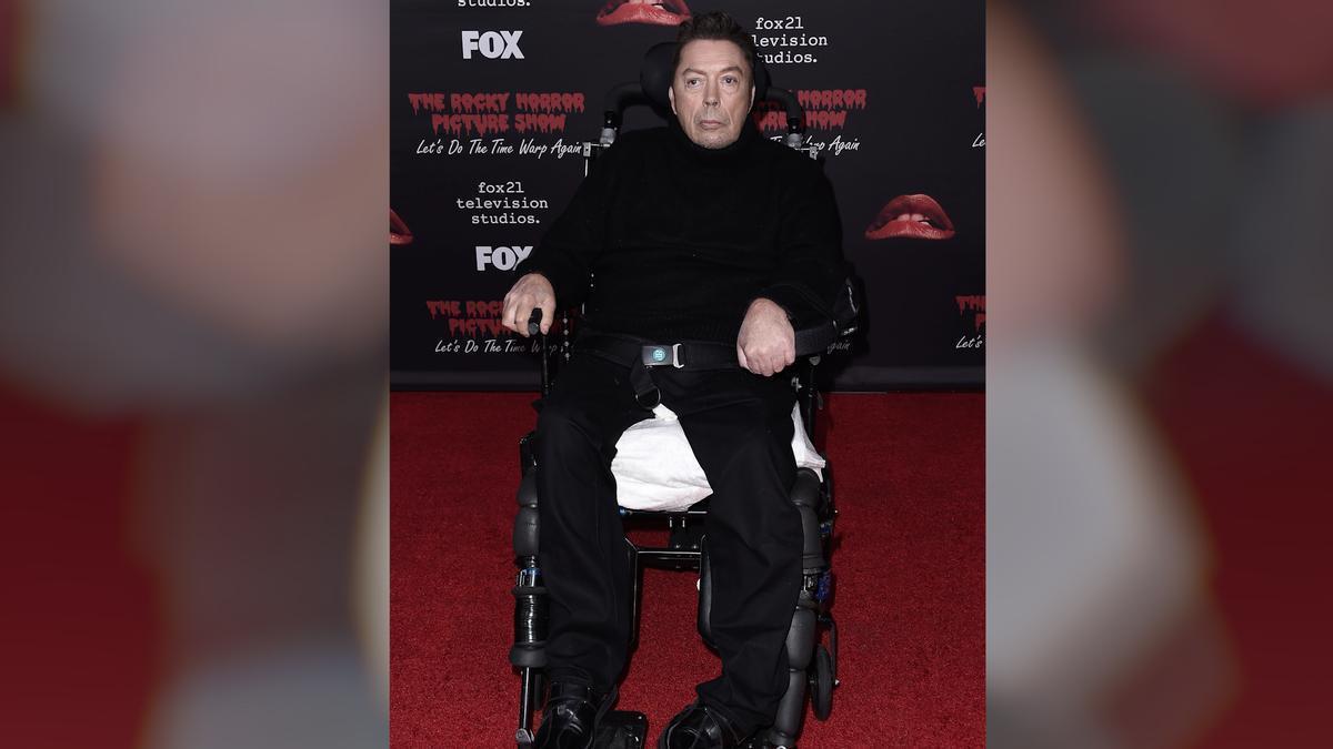 Tim Curry en la alfombra roja del estreno de Fox de The Rocky Horror Picture Show.