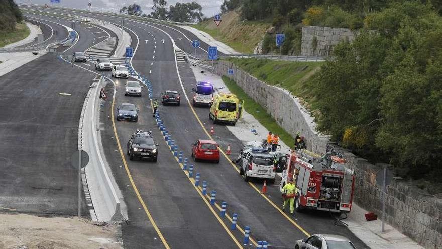 Uno de los accidentes ocurridos en el nuevo tramo del corredor do Morrazo. // Santos Álvarez