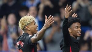 Lamine Yamal celebra con Balde su gol ante el Espanyol en Cornellà.