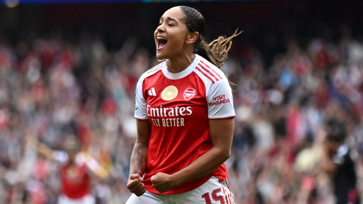 Olivia Smith celebra su gol ante el Olympique de Lyon en el duelo de ida de las semifinales de la Champions