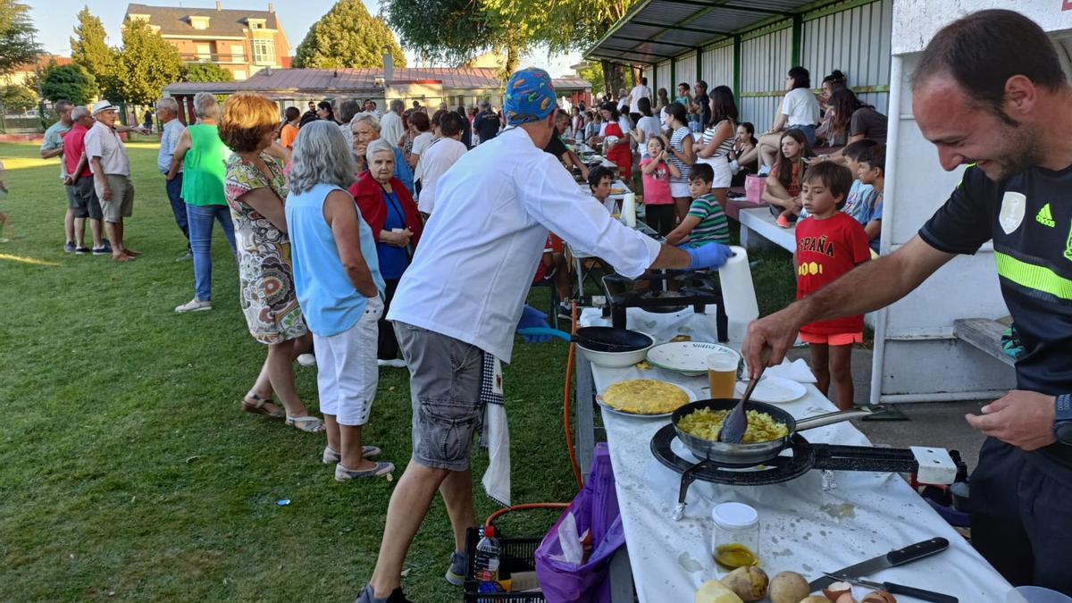 Los diferentes concursantes haciendo gala de sus dotes culinarias.