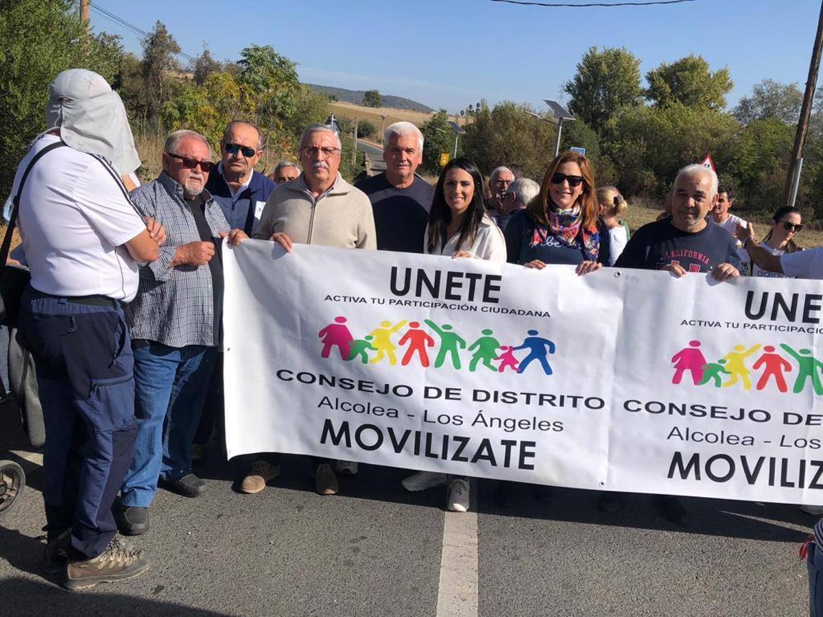 Concejales del PSOE junto a vecinos de Alcolea en una de las manifestaciones llevadas a cabo en la barriada.