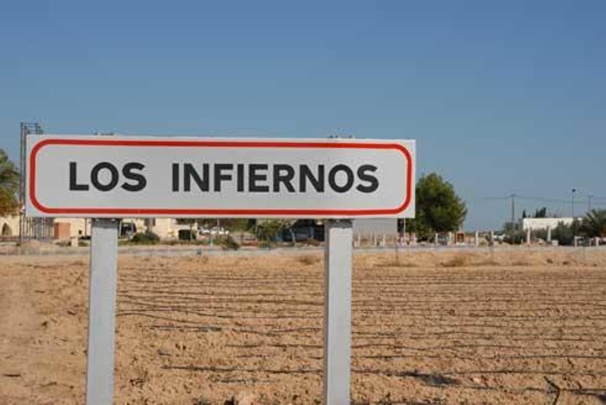 Cartel a la entrada de 'Los Infiernos'