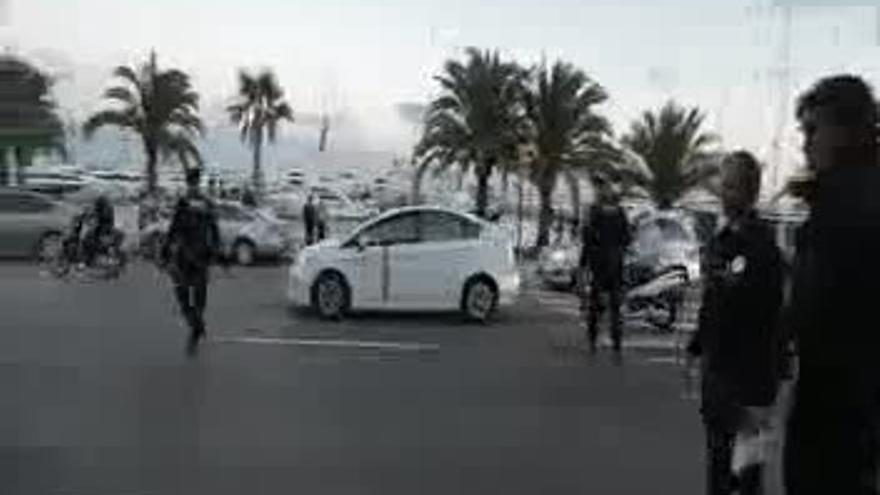 Un coche vuelca en el Paseo Marítimo tras un desvanecimiento de su conductor