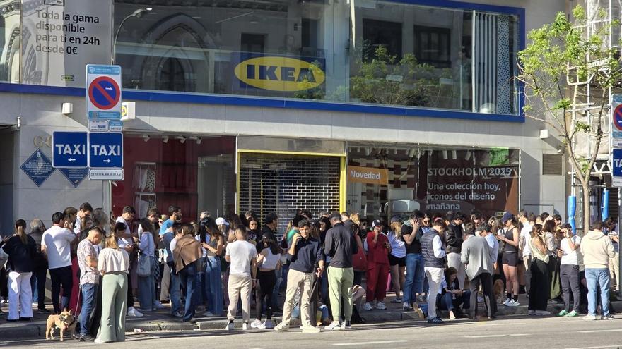 Decenas de personas se arremolinan en un comercia de la calle Goya tratando de conseguir wifi durante el apagón.