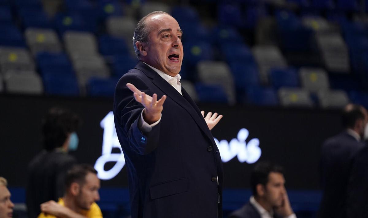 Txus Vidorreta, en el banquillo del Carpena.