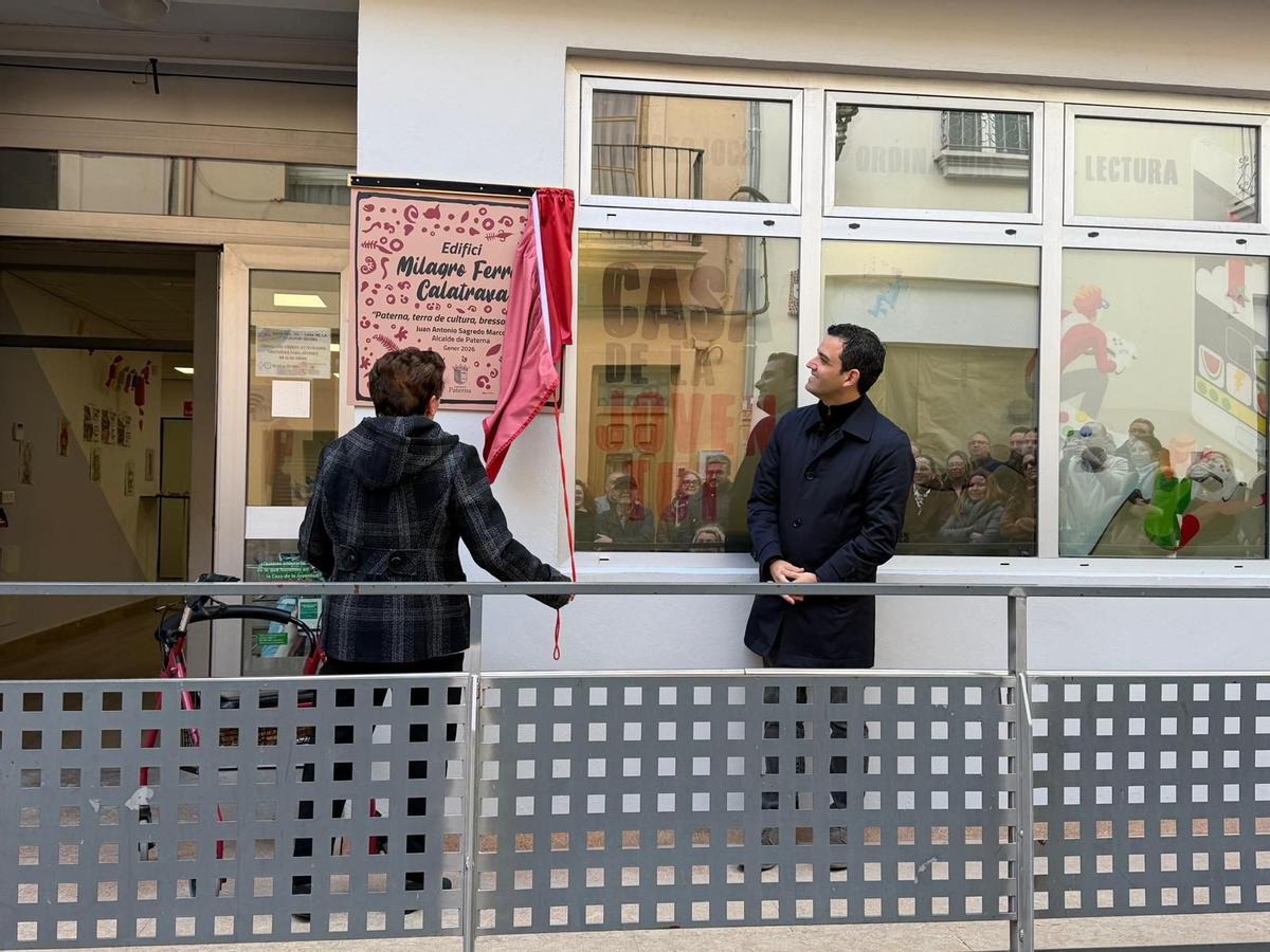 Milagro Ferrer destapa la placa que pone su nombre al edificio municipal.