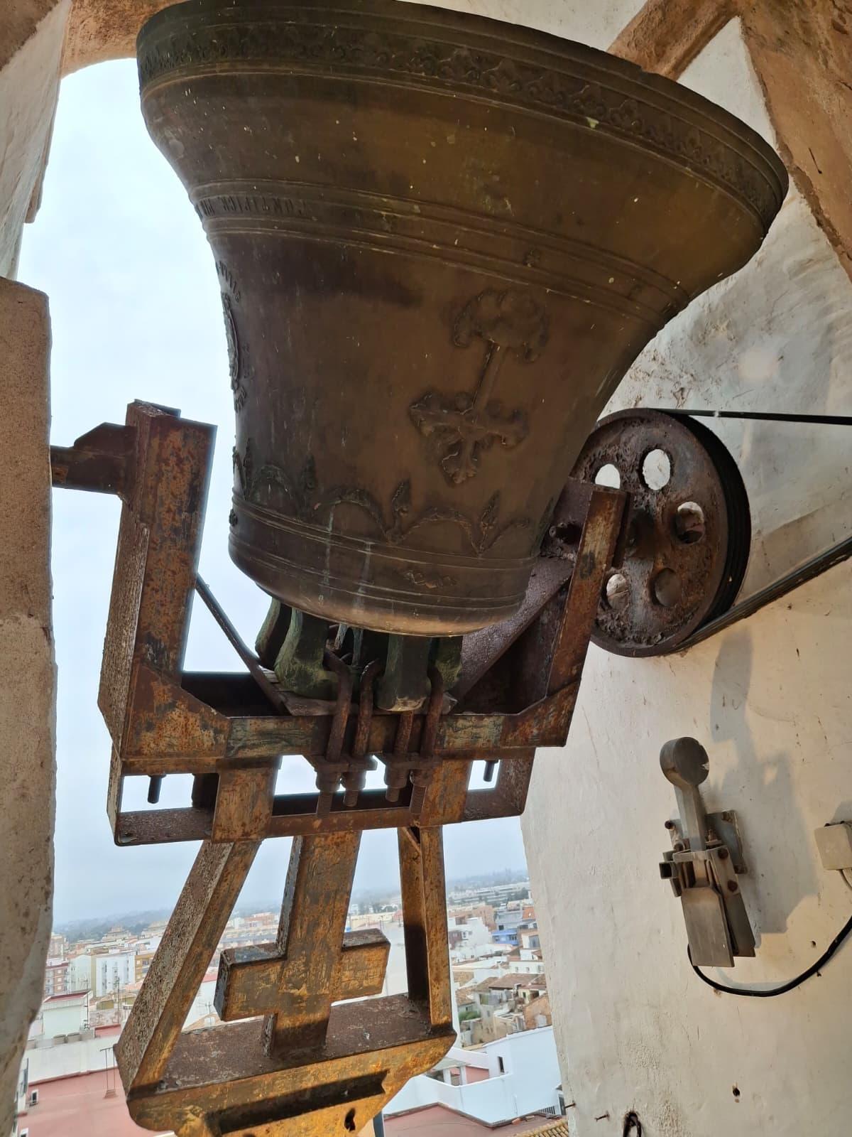 Las imágenes de un día histórico en Dénia: las campanas bajan del cielo
