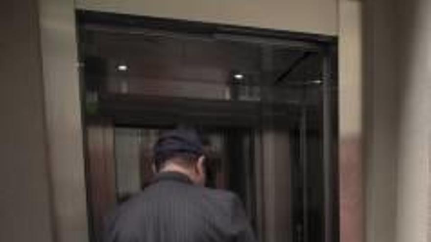 Un usuari entra a l&#039;ascensor