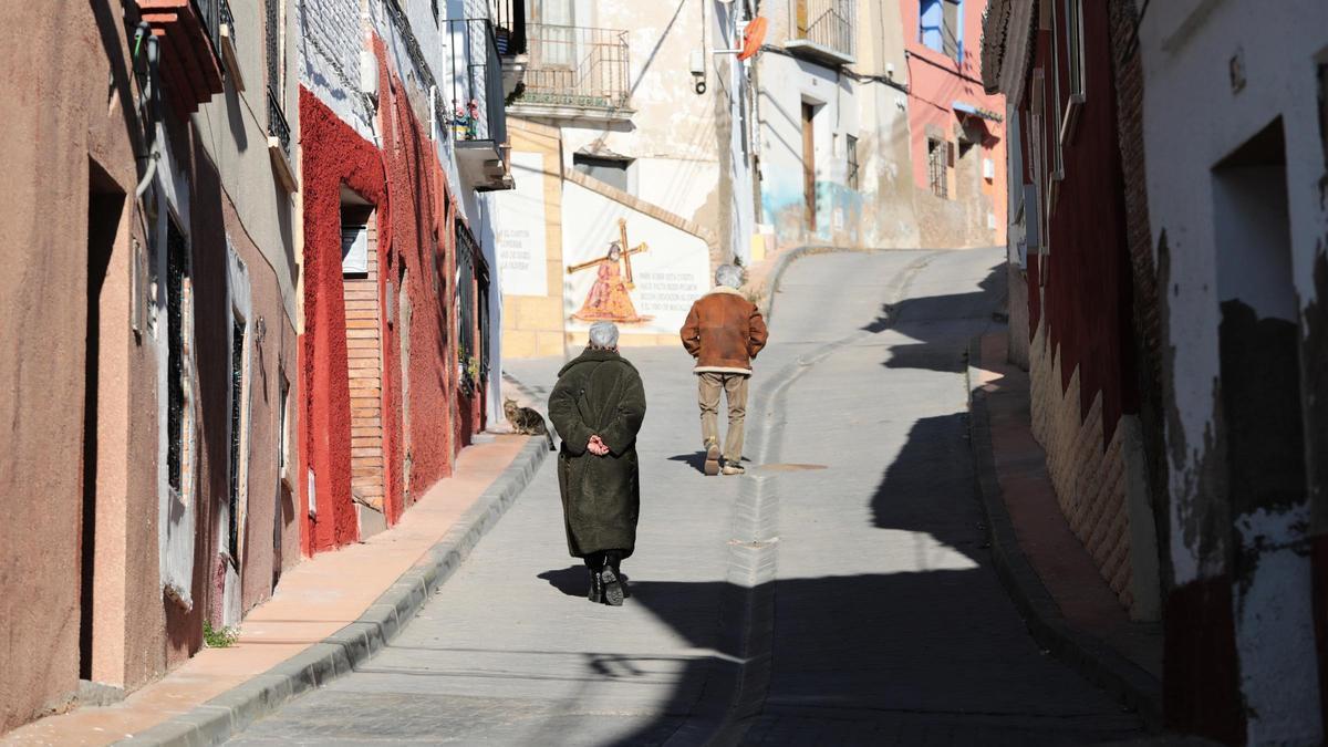 Dos mayores pasean por las calles de Magallón, en una imagen de archivo.