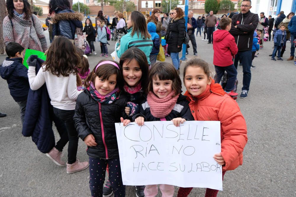 Protesta en el colegio Cervantes de Sax