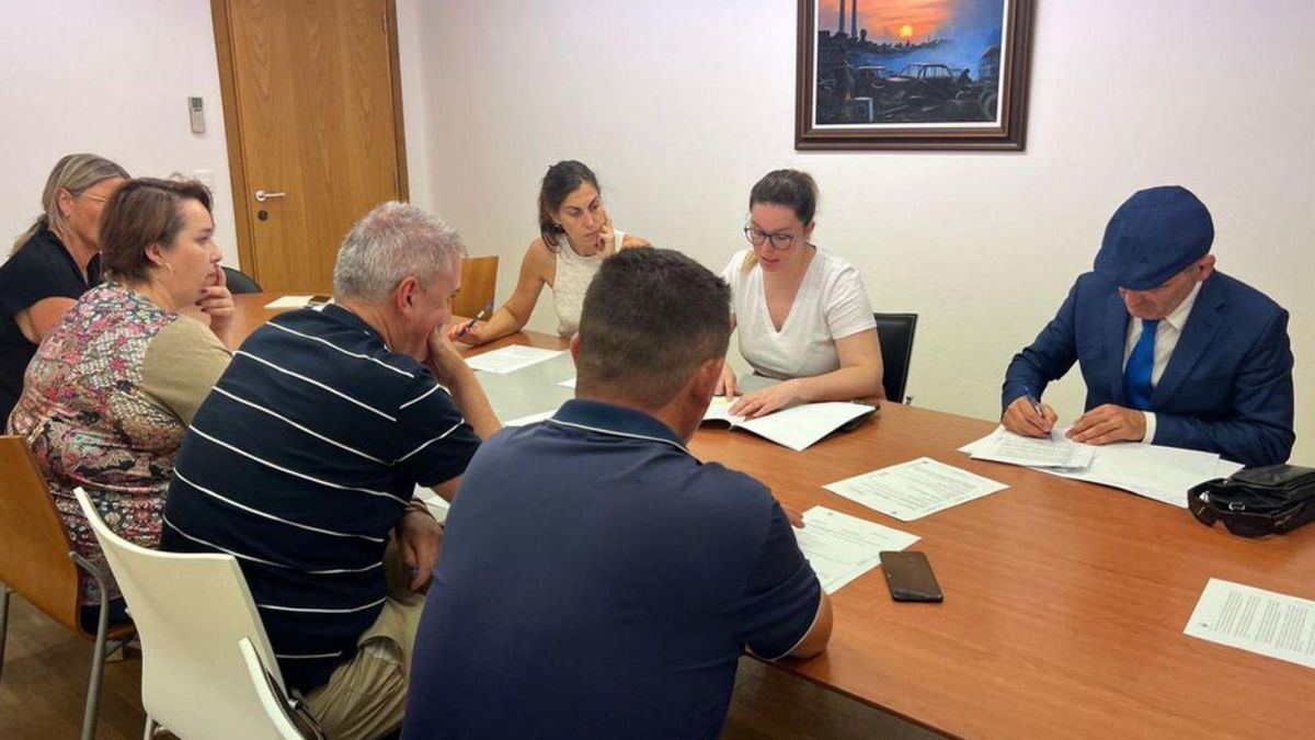Una junta de gobierno local resolviendo expedientes.