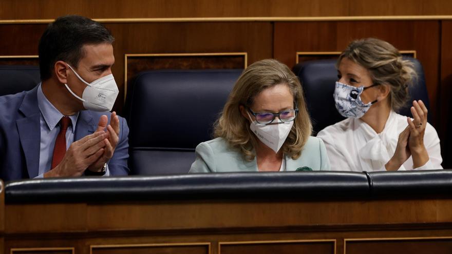 Pedro Sánchez, Nadia Calviño y Yolanda Díaz, en el Congreso.