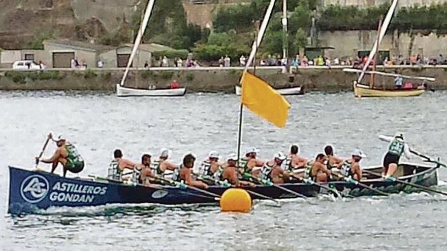 Trainera del Club de Mar de Castropol, ayer, en la prueba.