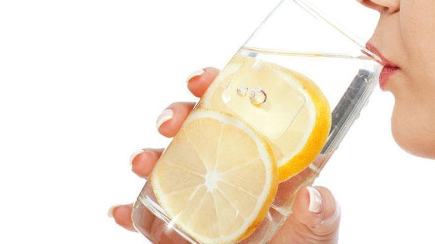 Así afecta a tu cuerpo beber un vaso de agua con limón todas las mañanas
