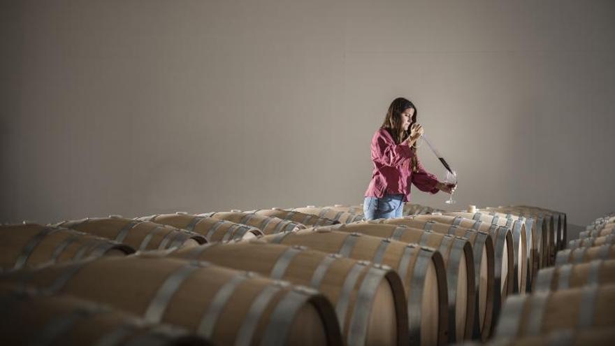 Lucia Serratosa toma muestras de barrica de la próxima añada de Isidra.