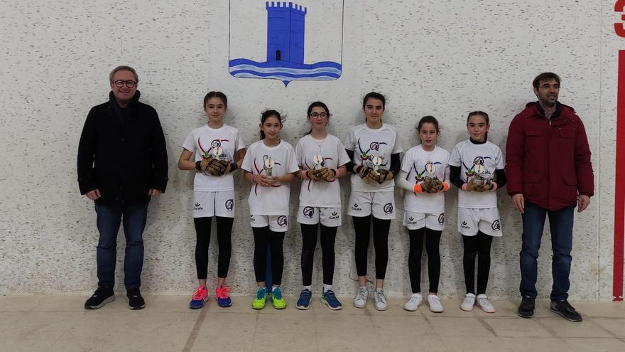 Las chicas del equipo alevín femenino Quatretonda A, ganador de la categoría.