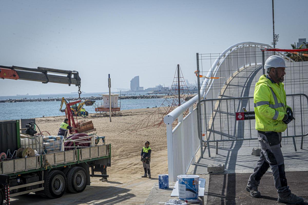 Reparado el muro de la playa de la Nova Mar Bella que cedió tras el temporal